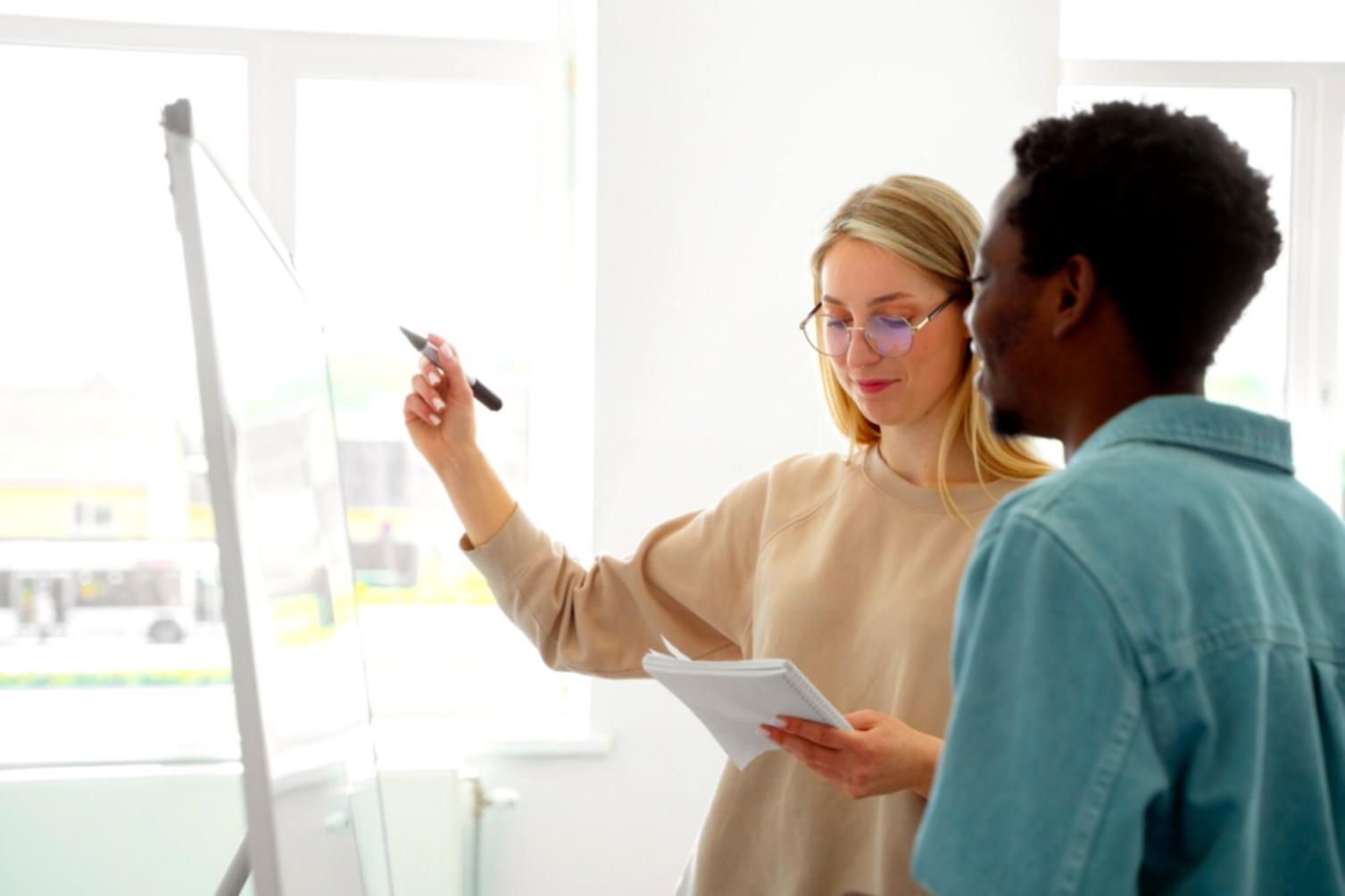 Équipe de formateurs travaillant sur des supports pédagogiques